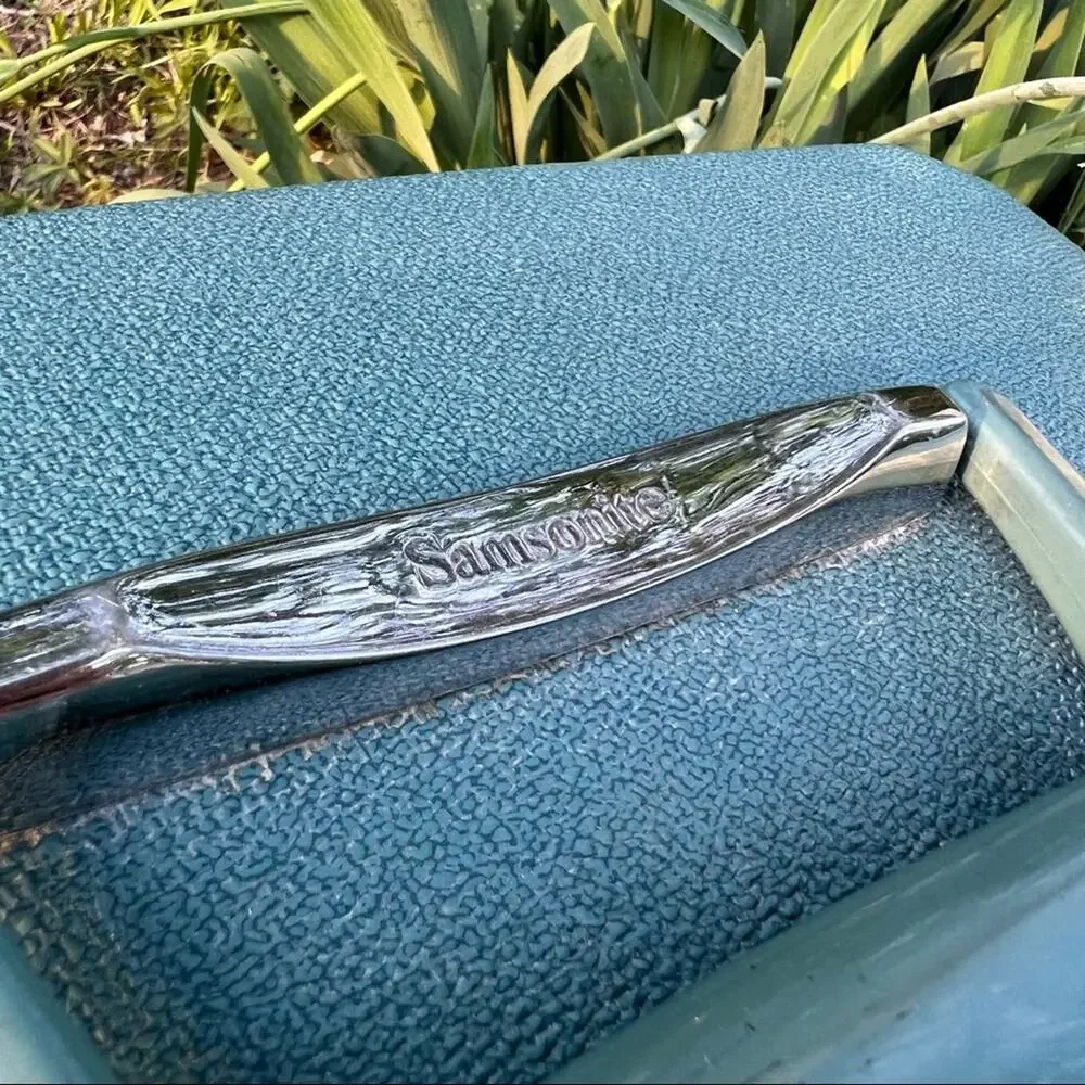 Vintage 60s Samsonite blue train case makeup case